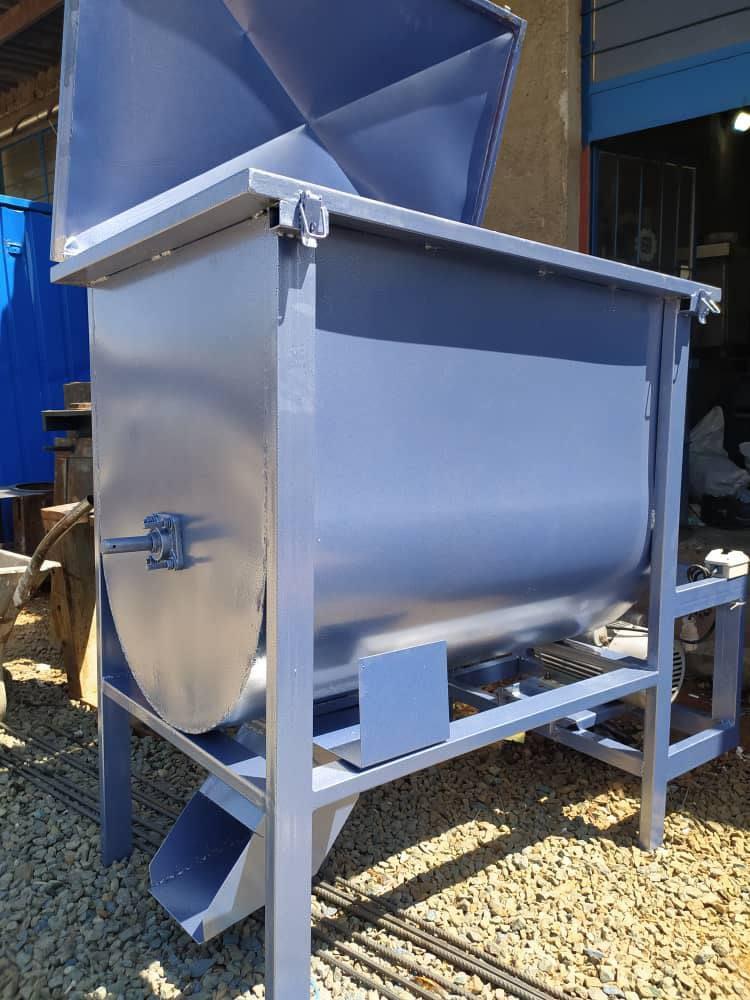 دستگاه میکسر افقی همزن مرغداری<br/>میکسرهای افقی به عنوان دستگاه هایی نوین، در مراکزی چون دامپروری ها، دامداری و کارخانه های بزرگ استفاده می شوند<br/>به طور م industry industrial-machinery industrial-machinery