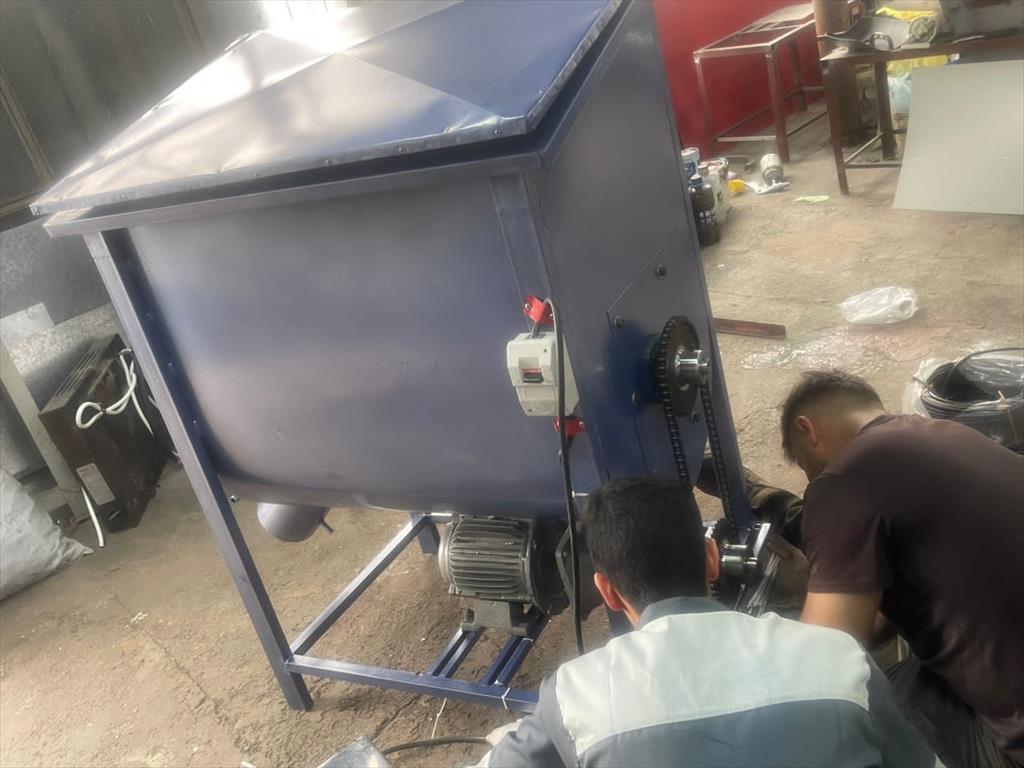 مزایای میکسر افقی<br/><br/>1.	میکسرهای افقی دارای پایه های مستحکم هستند. و این ساختار باعث می‌شود که دستگاه تعادل خود را هنگام مخلوط کردن مواد حفظ کند.<br/>2.	میک industry industrial-machinery industrial-machinery