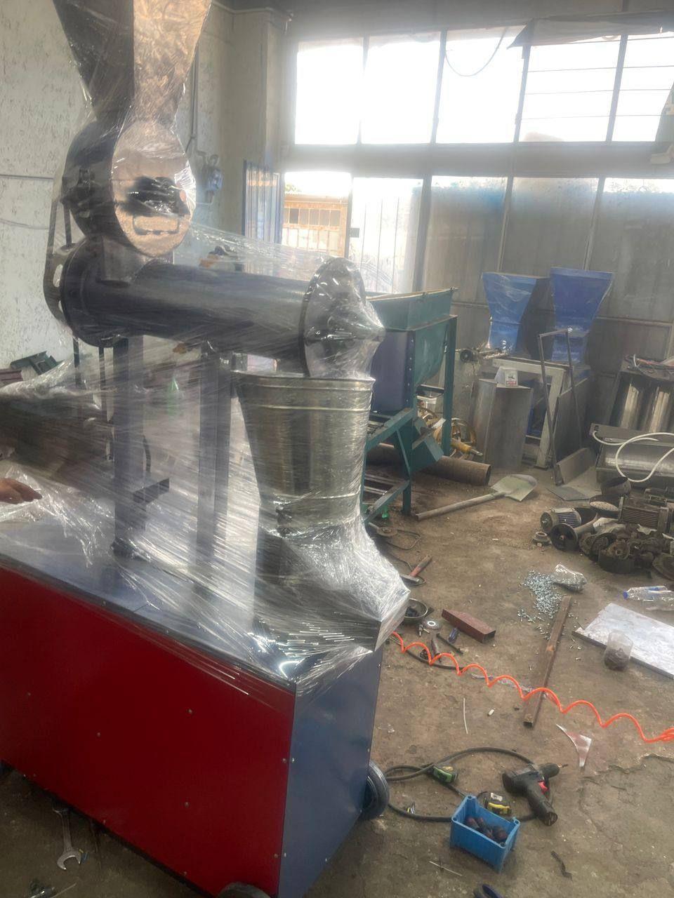 سازنده انواع دستگاه پلت زن<br/> این دستگاه برای تولید محصولات زیر کاربرد دارد : + تولید غذای طیور + تولید غذای دام + غذای آبزیان + تولید کود مرغی به صورت  industry agriculture agriculture