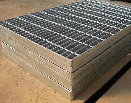 پوشش گریتینگ تولیدی توسط روشهای مختلف اعم از دست ساز یا ماشینی ، بیشتر از نوع گالوانیزه گرم انتخاب می گردد. آنهم به علت مقاومت بالا نسبت به خوردگی و ز industry iron iron