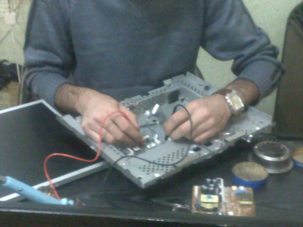 مــوارد آمــوزشی آموزش تعمیرات مانیتور:<br/><br/>– شکل کارکرد وشناخت  مدارات مختلف در مانيتور<br/>– آموزش تعميرات  بردهای  مانيتور ۳D & CRT & LCD & LE services educational educational