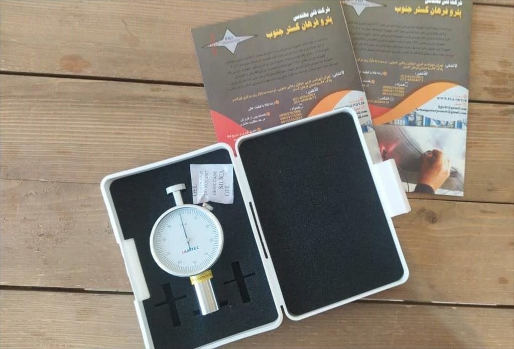 سختی سنج لاستیک یا DUROMETER ‚ معمولا برای  اندازه گیری سختی لاستیک ‚ مواد پلیمری و قابل ارتجاع مورد استفاده قرار می گیرد . در سختی سنج لاستیک نظیر سخ industry tools-hardware tools-hardware