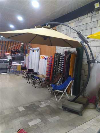  برخی از چترها دارای پایه قابل تنظیم هستند و می توان ارتفاع انها را تغییر داد. همچنین این محصولات در رنگها و طرح های مختلف تولید می شوند. بخش چتر که ب industry other-industries other-industries