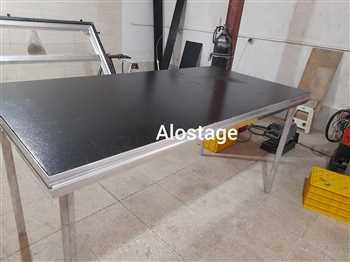 از سن و استیج برای سخنرانی‌ها، ارائه‌ها و رویدادهای مشابه استفاده می‌شود. این فضا به سخنرانان اجازه می‌دهد تا به طور موثر با مخاطبان خود ارتباط برقرار services ceremony ceremony