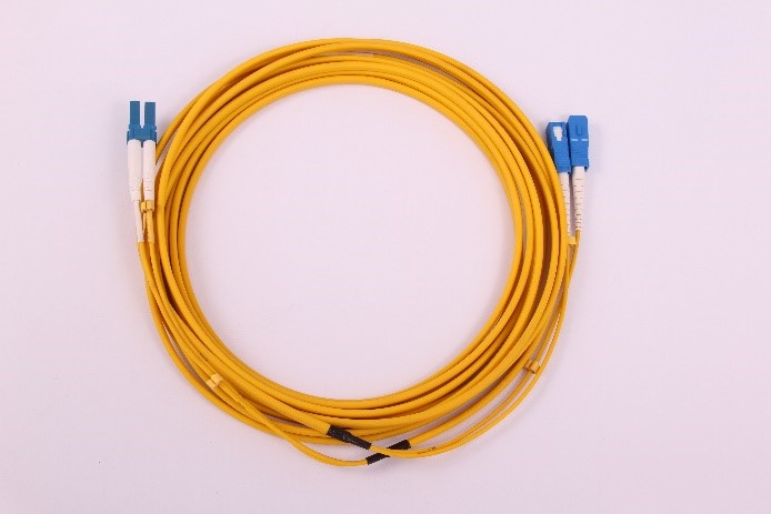 پچ کوردهای شرکت فاطر در دو نوع Simplex و Duplex و با فیبر سینگل مد و مالتی مد عرضه می شوند. پچ کورد فیبر نوری که از تجهیزات پسیو فیبر نوری می باشند با services hardware-network hardware-network