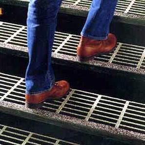 برای کف پوش راه پله های سازه های فلزی با مخازن پتروشیمی و پالایشگاه ها از گریتینگ استفاده می گردد. همچنین کف پله را نیز از گریتینگ تولید می کنند.<br/> گاه industry iron iron