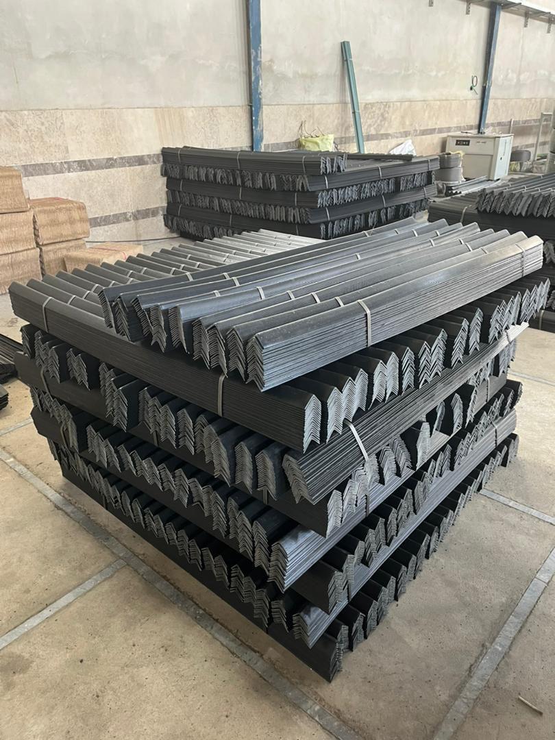 09190960017<br/><br/>نبشی پلاستیکی :<br/>یکی از پر فروش ترین محصولات این مجموعه میباشد. نبشی پلاستیکی با جنس گرانول تولید میشود و اندازه و ضخامت به در خواست مشتری industry packaging-printing-advertising packaging-printing-advertising