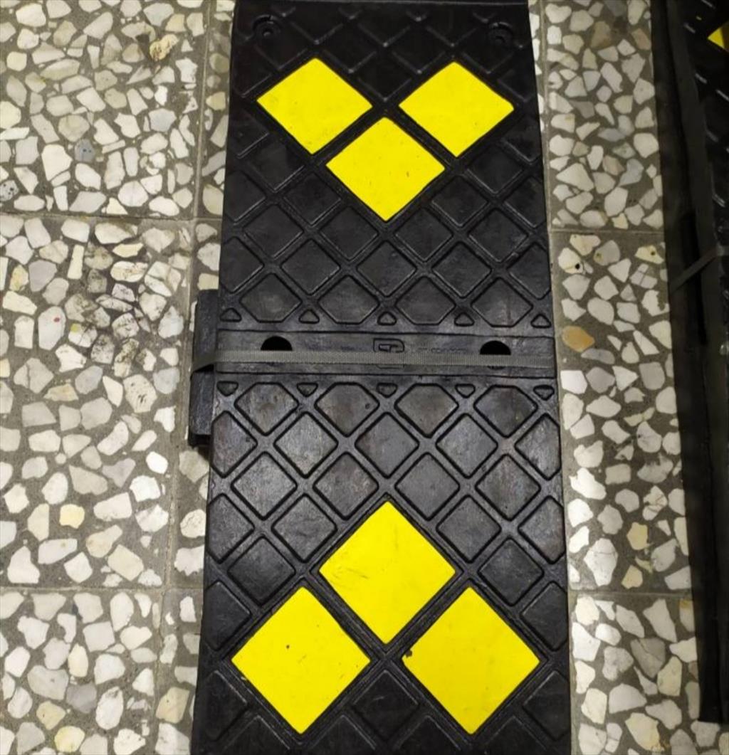 <br/>انواع سرعت گیر و خصوصیاتشان<br/>سرعت گیر ترافیکی ، ملزوماتی از جنس پلاستیک و لاستیک هستند ، که از لحاظ ابعاد ، تفاوت محسوسی با یکدیگر دارند و کاربرد آنها services transportation transportation