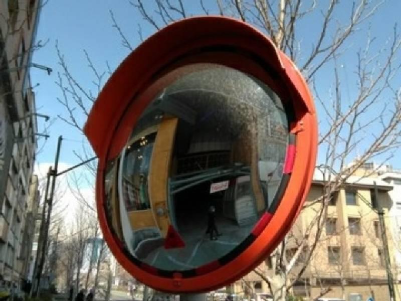 آینه محدب پلی کربنات در جاده های بین شهری، تونل ها و سر پیچ جاده ها استفاده می شود. همچنین در مکان هایی که افراد دید کافی ندارند برای بزرگنمایی تصویر  services transportation transportation