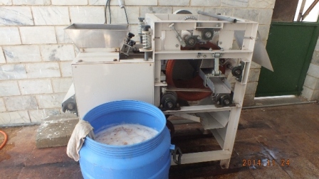 اولین دستگاه باقالی پوست کن در ایران با ظرفیت 250 تا 300 کیلو پوست گیری در ساعت .<br/>این دستگاه توانایی پوست گیری از پوست دوم را میباشد<br/>( پوست نازک باقال industry food food