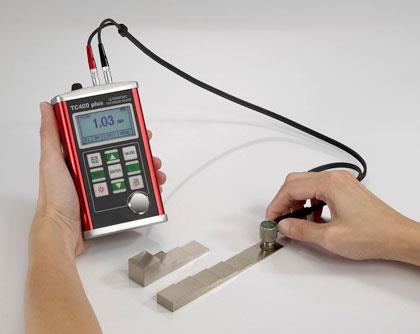 ضخامت سنج التراسونیک برند الکتروجرمنی مدل TC-400 يك ضخامت سنج ديجيتالي التراسونيك است. نحوه عملكرد آن بر اساس همان اصولي كه به عنوان <br/>دستگاه كاشف زير  industry tools-hardware tools-hardware