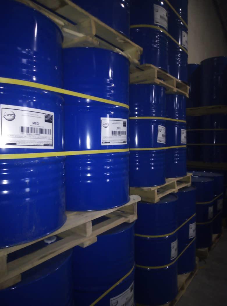 DEG ترکیبی آلی، شفاف، نم‌گیر، بی‌بو و همچنین مایعی روغنی شکل، بی‌رنگ، شیرین و رطوبت پسند است در شرایط عادی بوی مشخصی ندارد ولی در غلظت بالای بخار آن م industry chemical chemical
