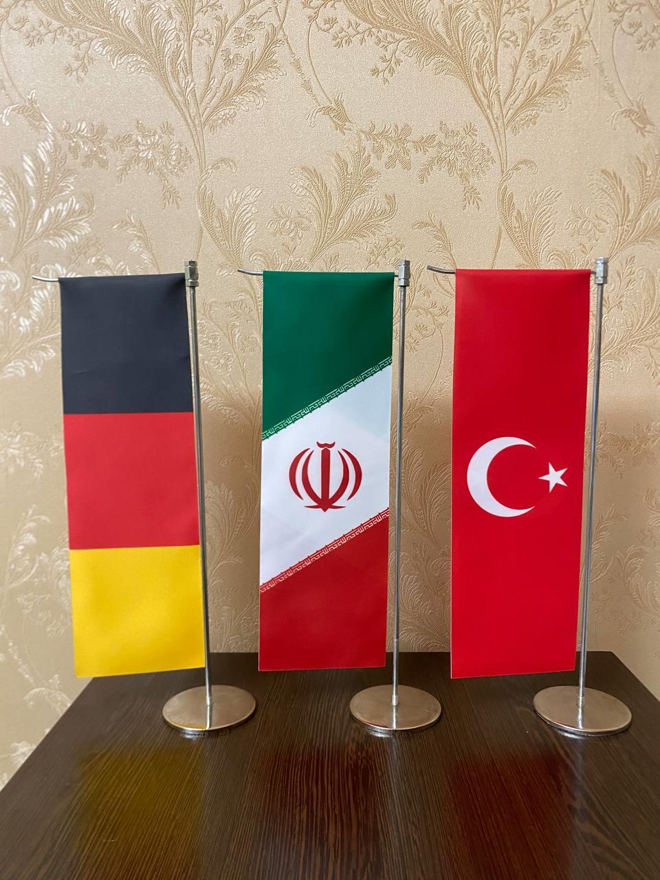 چاپ و تولید پرچم های رومیزی ال بدون محدودیت در تعداد و با ارسال به تمامی نقاط کشور. انتخابی مناسب جهت تبلیغات محیطی در نمایشگاه ها و جشنواره ها همچنین services printing-advertising printing-advertising