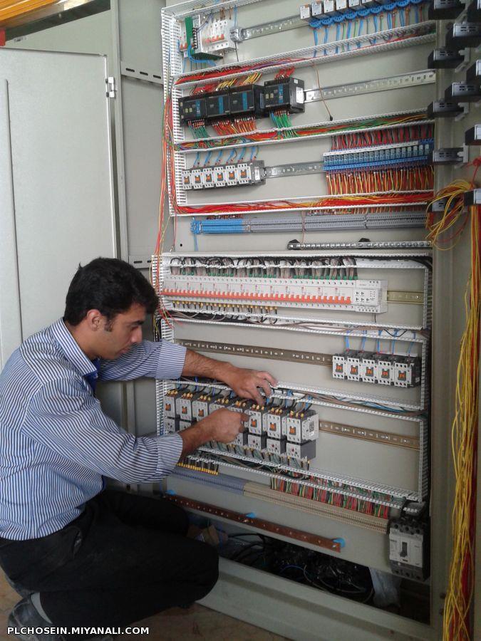  کنترل کننده های منظقی برنامه پذیر یا PLC ها به عنوان جز اصلی فرآیندهای صنعتی محسوب می‌شوند.ورودی ها از سنسورهای آنالوگ و دیجیتال وارد این کنترل کننده services educational educational