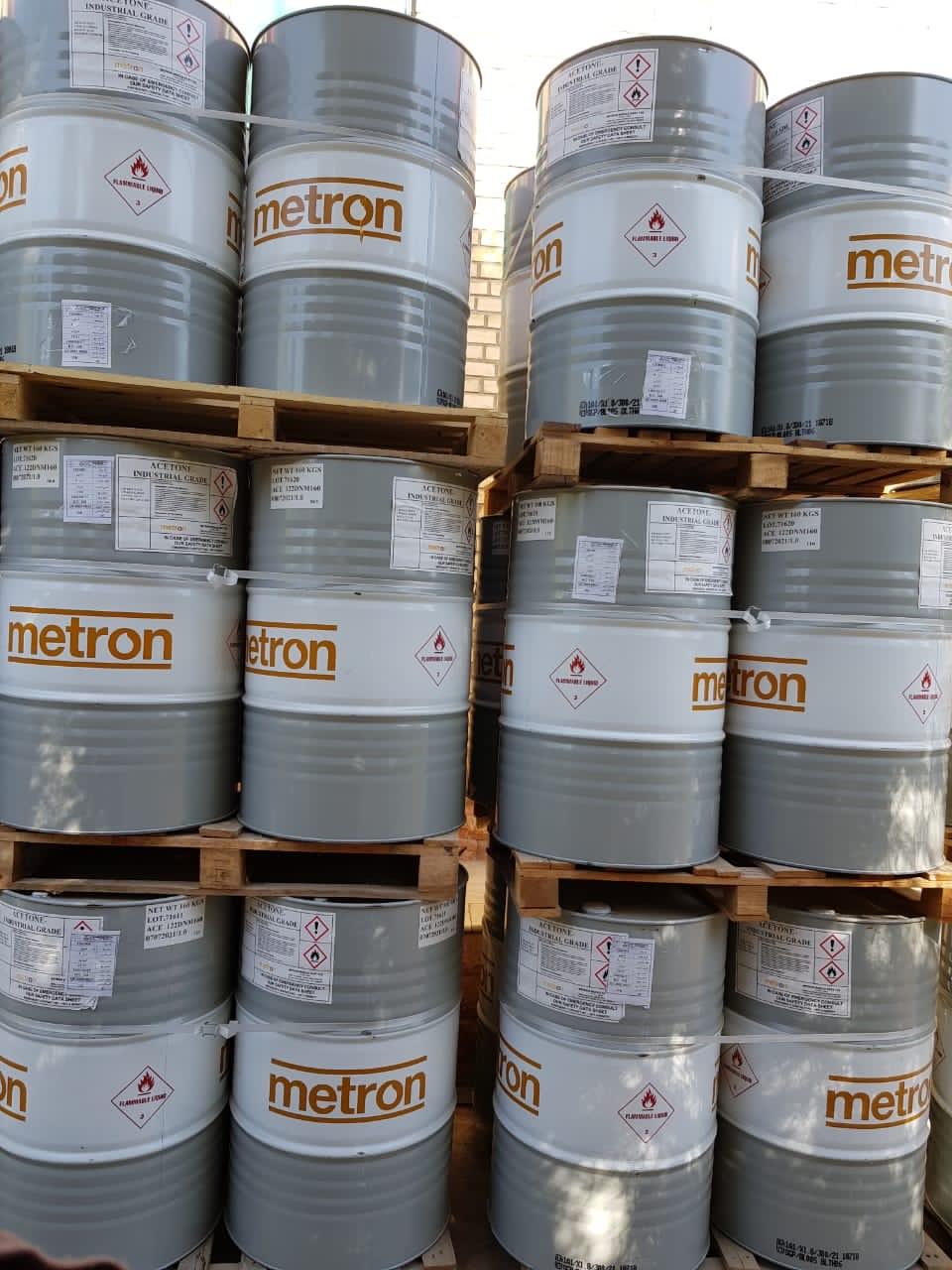 استون از پرکاربردترین و نام آشنا ترین ترکیبات شیمیایی برای ما انسانها می باشد. یکی از دلایلی که استون مورد توجه است خاصیت پاک کنندگی و لکه بری این گرو industry chemical chemical