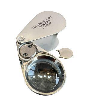 این لوپ دستی زمین شناسی دارای بدنه تمام فلزی بوده و برای رویت اجسام مختلف و ایجاد بزرگنمایی تا 30 برابر چشم انسان کاربرد دارد. بعلت داشتن لامپ های LED services services-other services-other