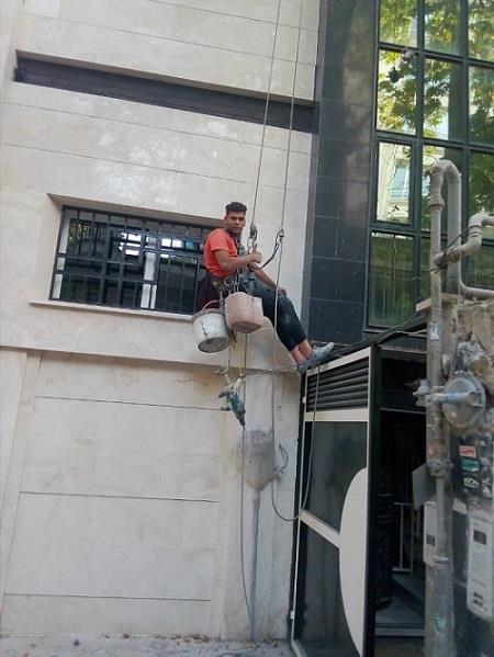 <br/>نماشویی با راپل بدون نیاز به داربست<br/><br/>نما شویی ، نماسازی(کار در ارتفاع با طناب بدون داربست به روش راپل)<br/><br/>شستشوی نمای ساختمان بدون داربست یکی از روش ها services construction construction