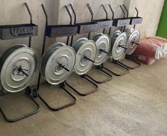 گروه صنعتی تی تاک<br/>09197443453<br/>خرید مستقیم از تولید کننده<br/>ارسال به سراسرکشور<br/><br/>دستگاه رول باز کن تسمه :<br/>رول بازکن تسمه بسته بندی چرخدار و بدون چرخ<br/>دارای industry packaging-printing-advertising packaging-printing-advertising