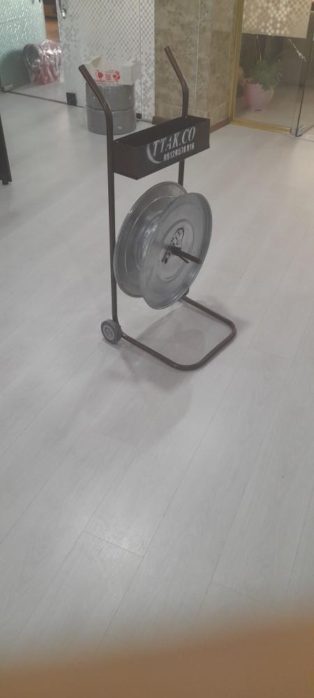 گروه صنعتی تی تاک در همه شهرهای کشور نمایندگی فعال میپذیرد.<br/><br/> <br/>رول بازکن تسمه <br/> <br/>مشخصات فنی دستگاه رول بازکن تسمه<br/>ابعاد دستگاه : ۱۰۰*۵۰*۴۰ سانتی منتر<br/> industry other-industries other-industries