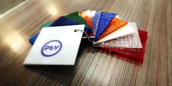 با شفافيت بالا، وزن سبك، نصب آسان ، قابليت توليد در اشكال شفاف و يخی و با رنگ بندی متنوع كاربرد گسترده ای در پارتيشن بندی و جداكننده ها و سقف كاذب در  services construction construction